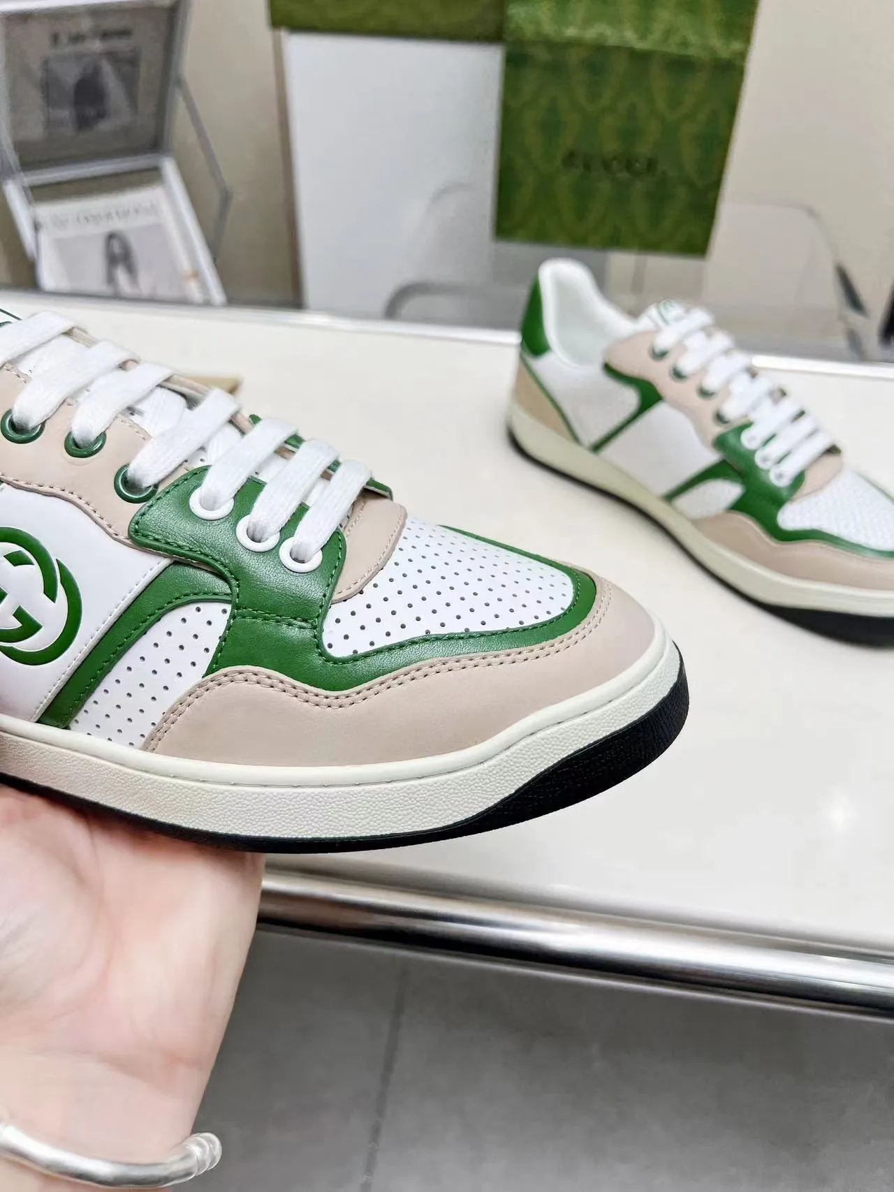 P620 💞💞Gucci G Home’s latest popular sports shoes, couple’s style, casual, retro white shoes 🌸🌸🌸 New popular series. The exquisite and compact interlocking double G logo romantically interprets the aesthetic concept of this series. Made of off-white leather, retro inspiration is cleverly blended into the sneaker design to reinterpret the brand logo. Exquisitely packaged at the delivery counter 🛍📦 ▪️Fabric: Original custom-made imported first-layer cowhide leather ▪️Lining: Original custom-made imported cowhide lining ▪️Outsole: Original molded two-color TPU outsole ▪️Size: Women's 35-40 / Men's 39-45